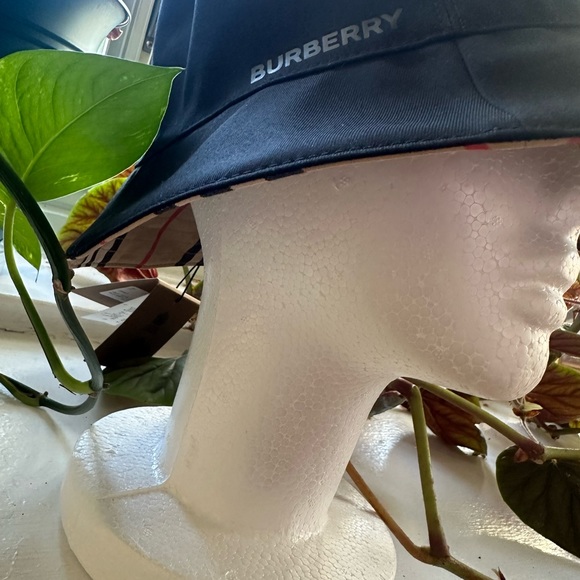 Authentic Burberry reversible bucket hat new with tag - Picture 2 of 4